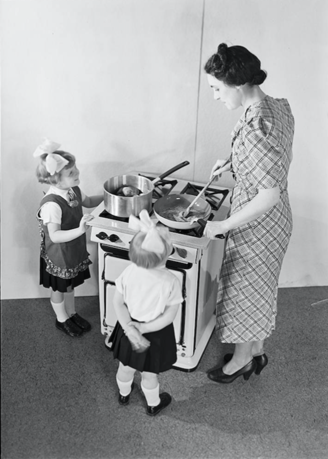 Frau am Gasherd beim Kochen, ca. 1939