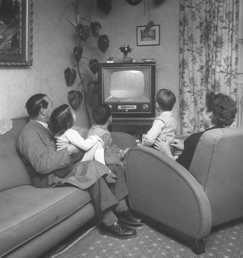 Familie vor dem Fernseher (SAFFA 1958)