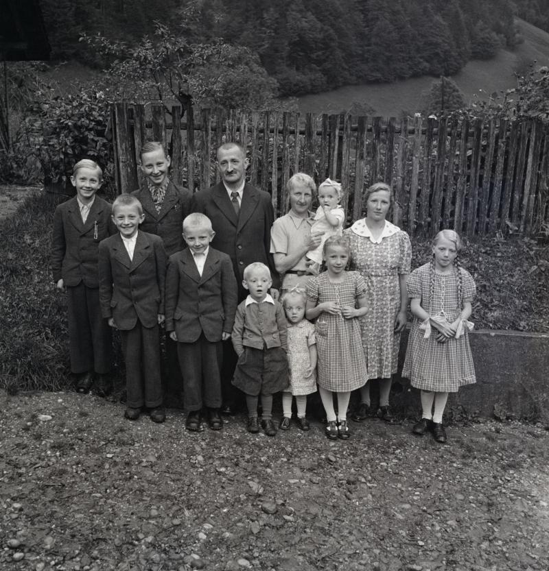 Familie nach Geschlechtern getrennt, ca. 1930